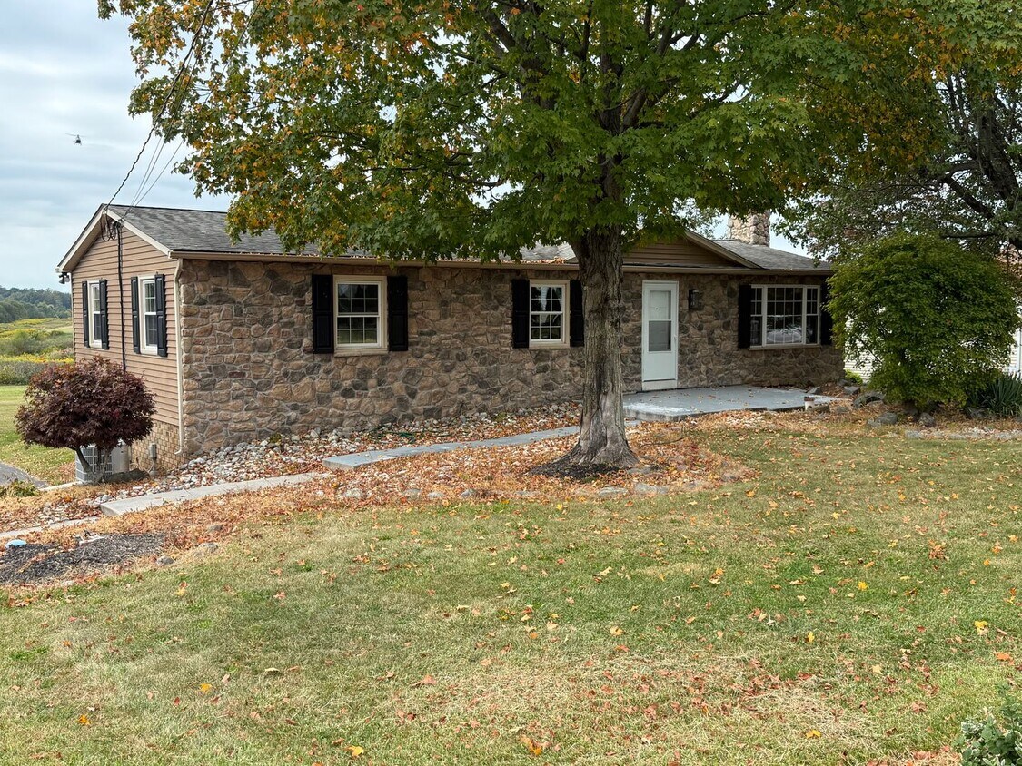 Foto principal - 3 bd / 1.5 bth Single Family Home in Quake...