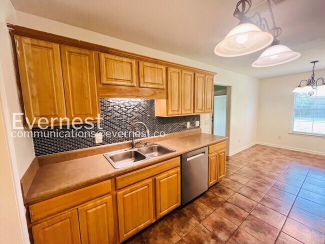 Foto del edificio - 3 Bed/2 Bath Home with Garage / Pet-Friendly / Vouchers Accepted / Available Now!