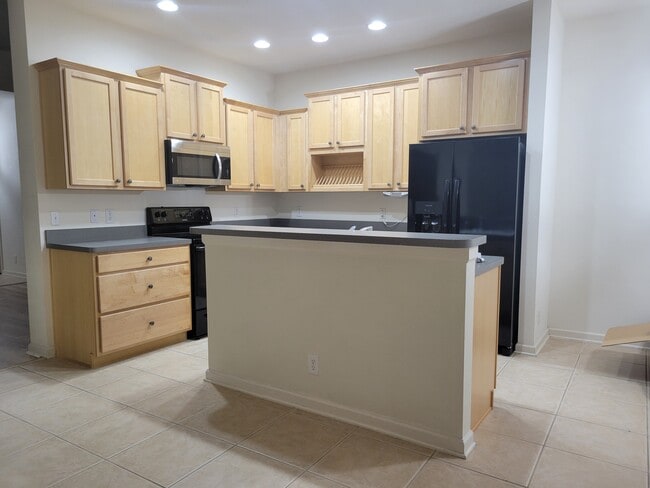 Island Kitchen/New Appliances - 221 Victoria Commons Blvd