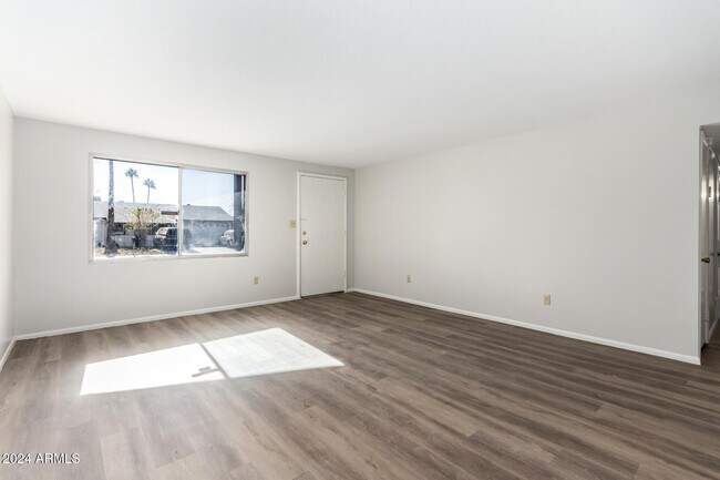 Foto del edificio - 5948 W Holly St