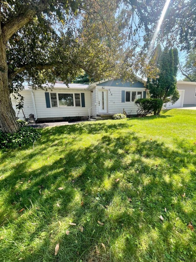 Primary Photo - 3 bedroom, 1 bath home for rent in great l...