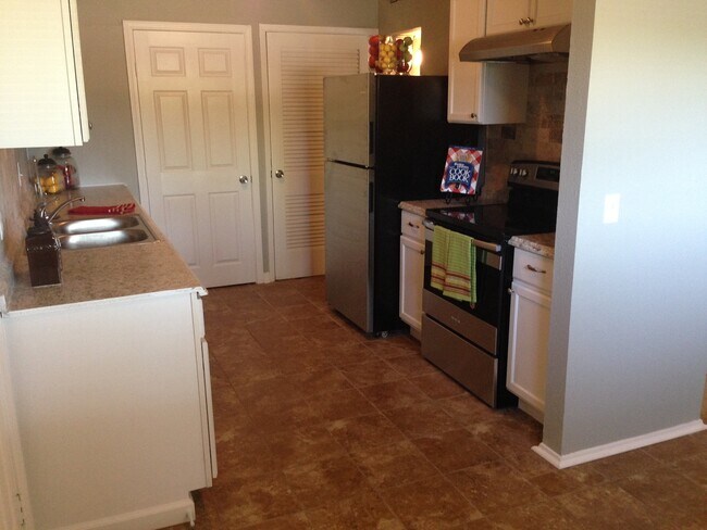 Building Photo - Available Now!! Beautiful & recently updat...