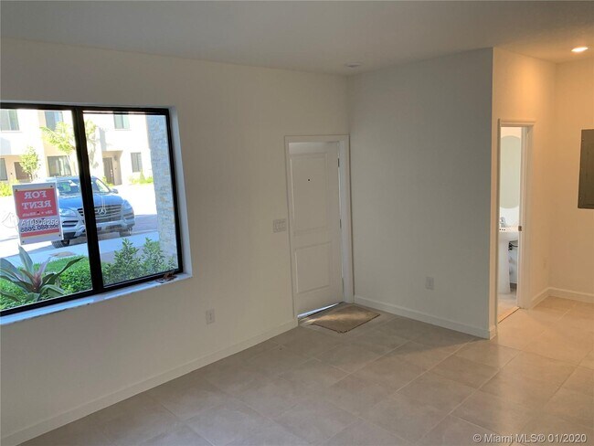 Foto del edificio - 330 NE 208th St