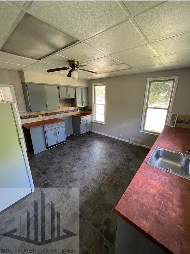 Building Photo - 3 Bed 1 Bath Home