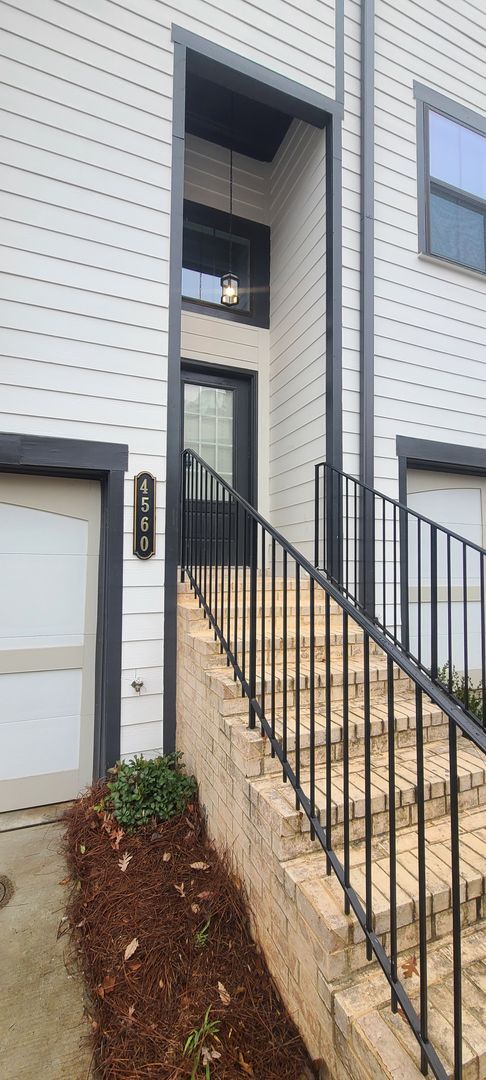 Building Photo - Modern, Spacious 3-Level Townhome in Vibra...