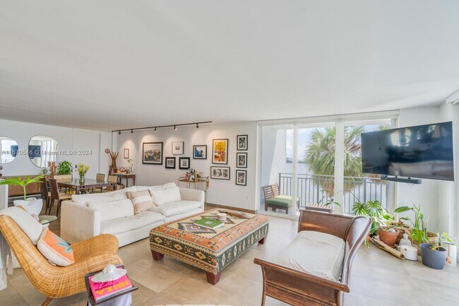 Foto del edificio - 770 NE 69th St