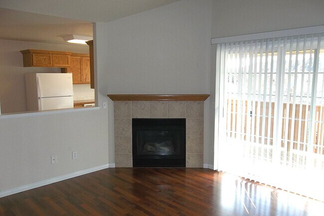Building Photo - 1335 Lake Cir