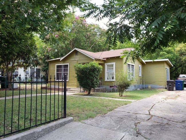 Building Photo - 3 br, 1 bath House - 1035 Gulf St