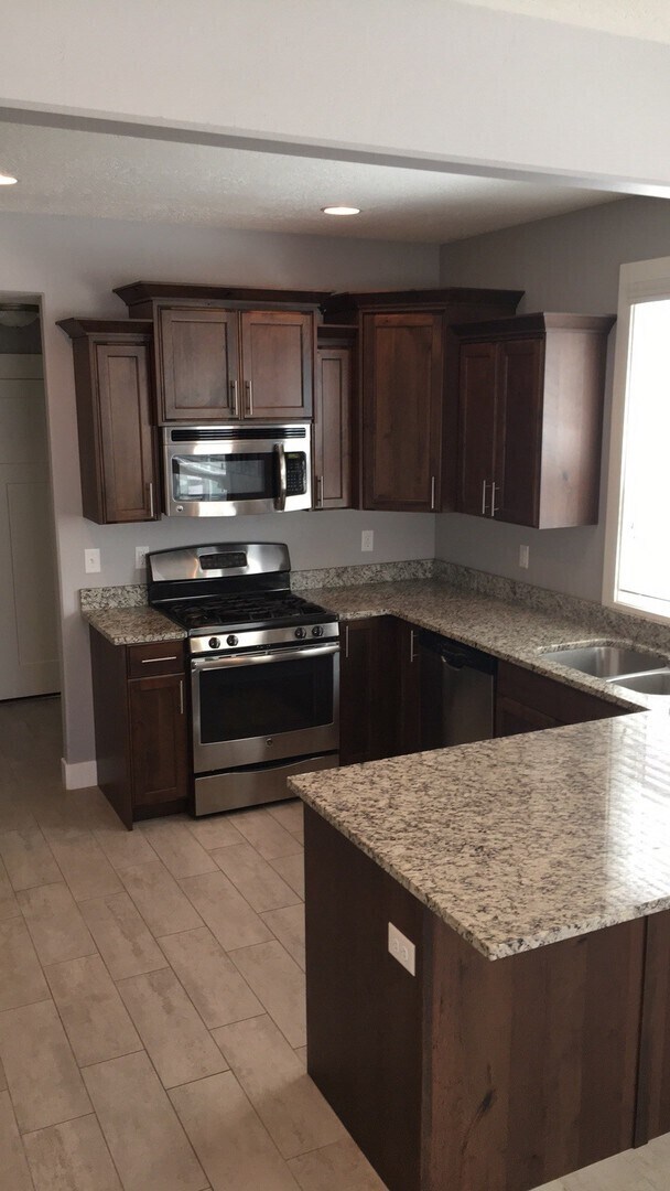 Building Photo - Awesome West Jordan Townhome - Great Locat...