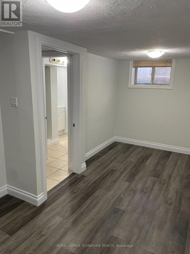 Building Photo - 8 Thorncroft Crescent