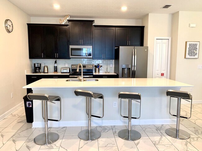 Building Photo - STUNNING FULLY FURNISHED 4 BEDROOM / 3 BAT...