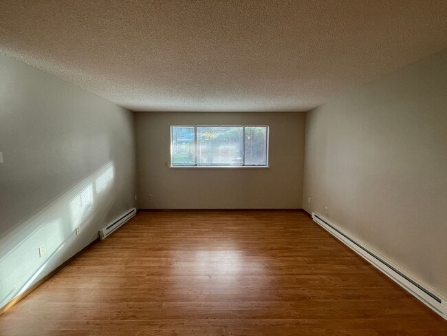 Building Photo - Convenient Location w/ Public Transit Step...