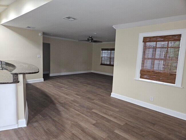 Building Photo - 8602 Twin Lakes Blvd