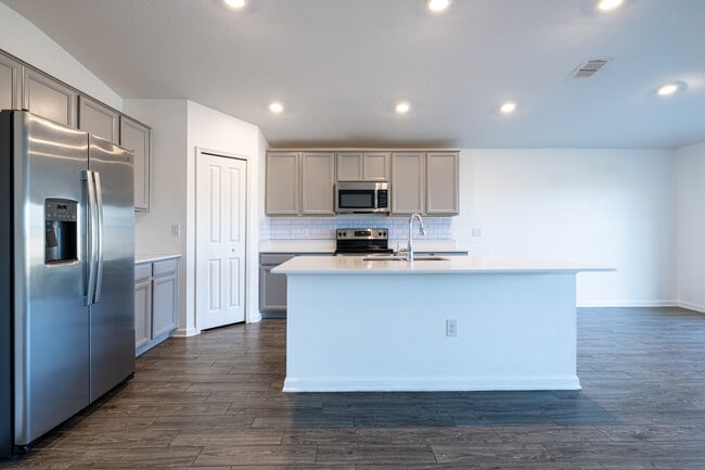 Foto del edificio - 5071 Four Strand Ct