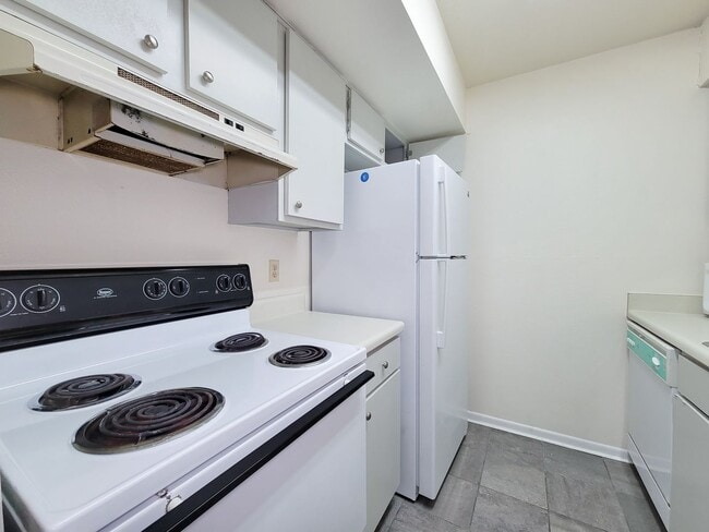 Building Photo - Two Bedroom Condo Near Med Center!