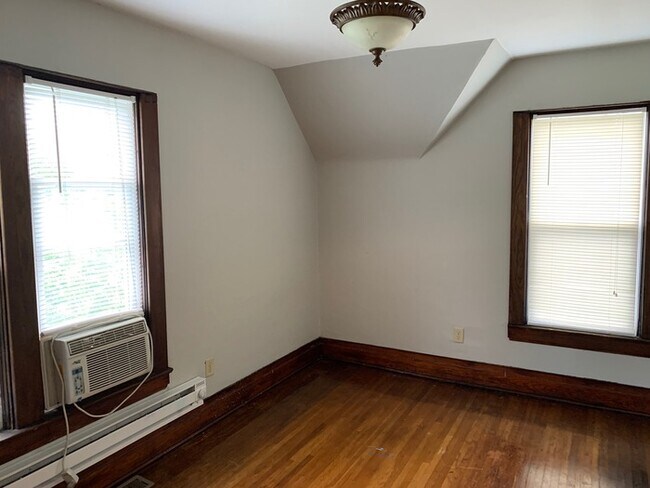 Building Photo - 106 E Walnut St