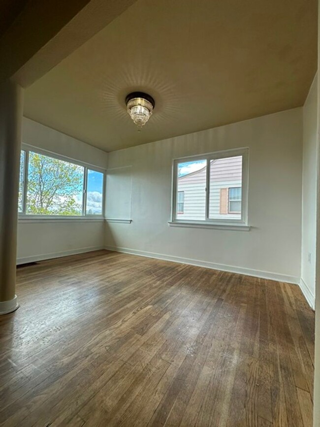 Building Photo - Duplex within walking distance of central ...