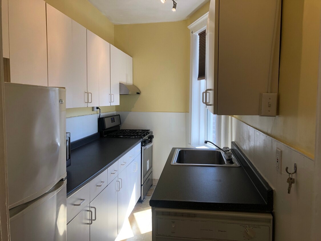 Kitchen - 125 Park Dr