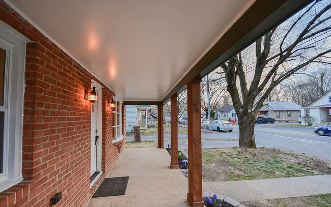 Building Photo - 998 Jefferson Ave