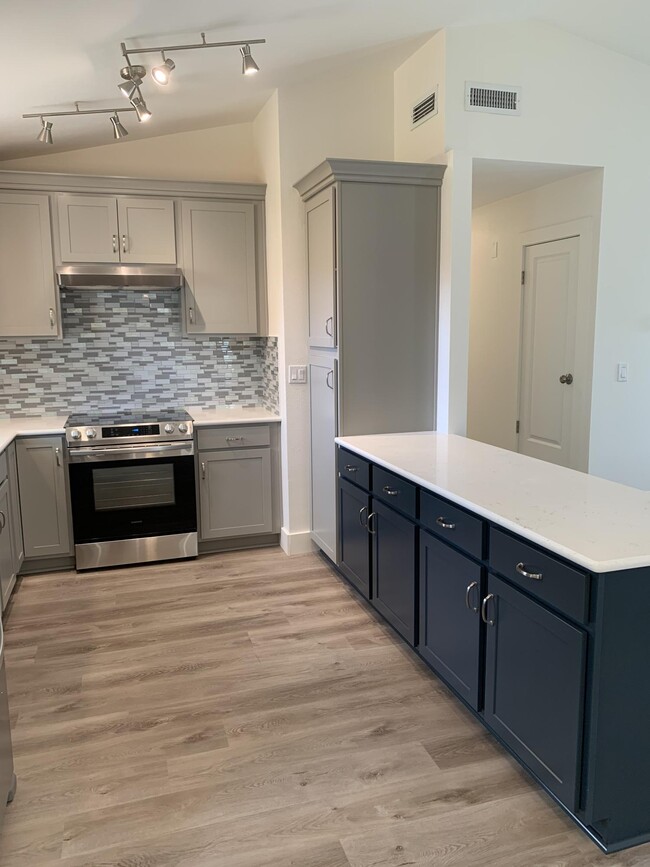 Building Photo - 1425 Mixon Dr