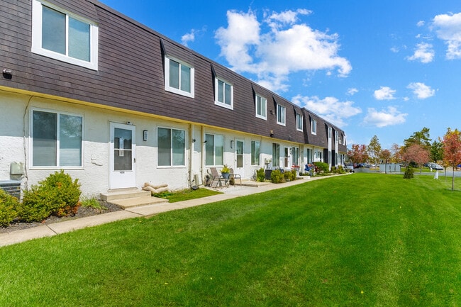 Building Photo - Windsor Forest Townhomes