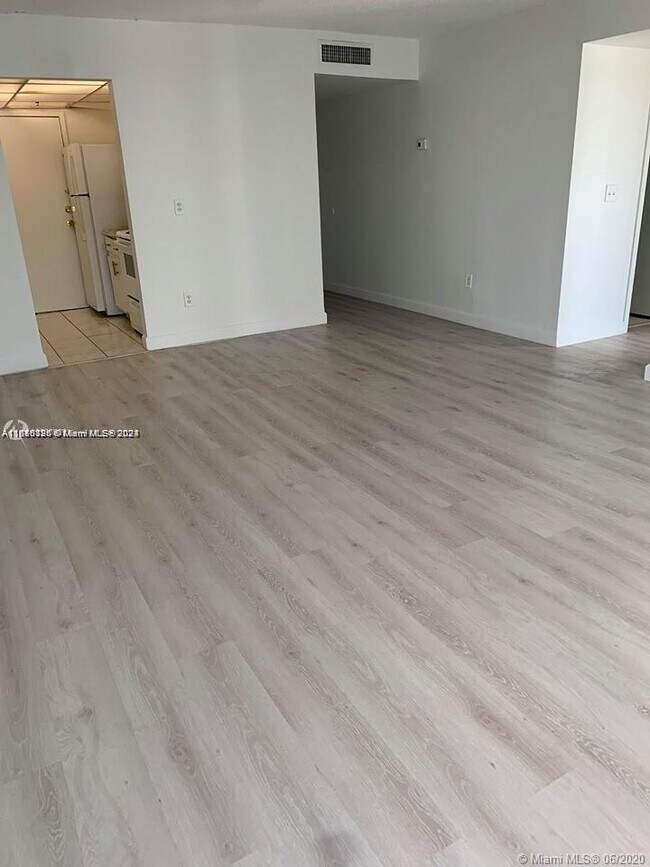 Foto del edificio - 2350 NE 135th St
