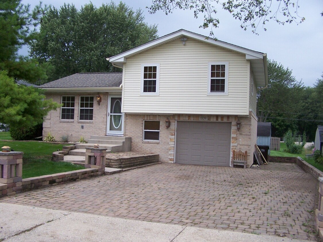 1709 Rogers Ave, McHenry, IL 60050 House for Rent in McHenry, IL