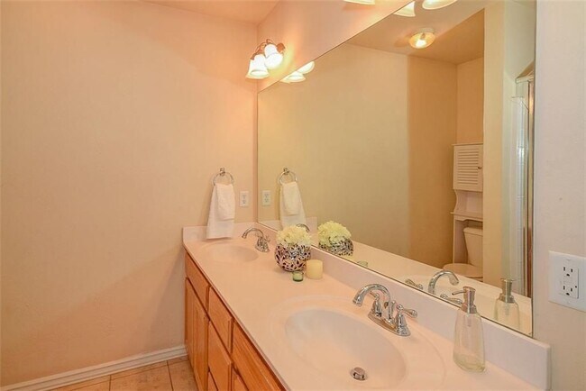 Foto del edificio - 913 Eagle Cliff Dr