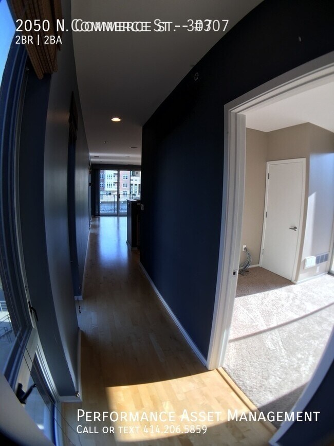 Foto del edificio - Stunning 2BED+DEN/2BATH Lower Eastside Condo