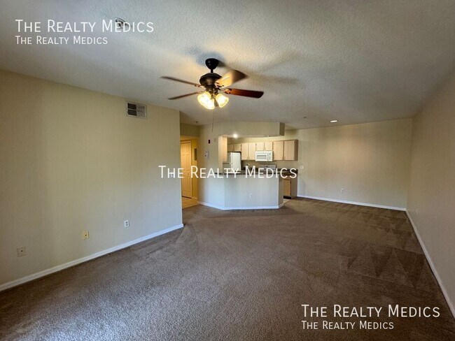 Foto del edificio - 700 Crest Pines Dr