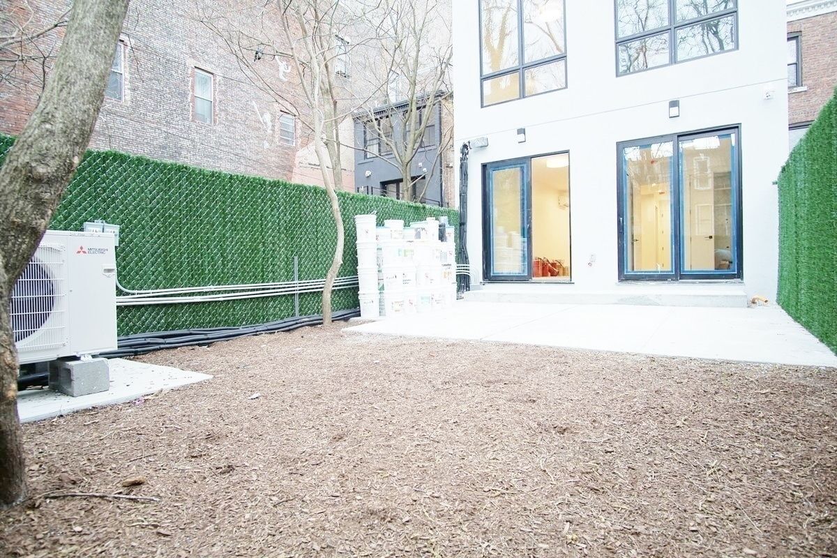 Primary Photo - 877 Park Ave