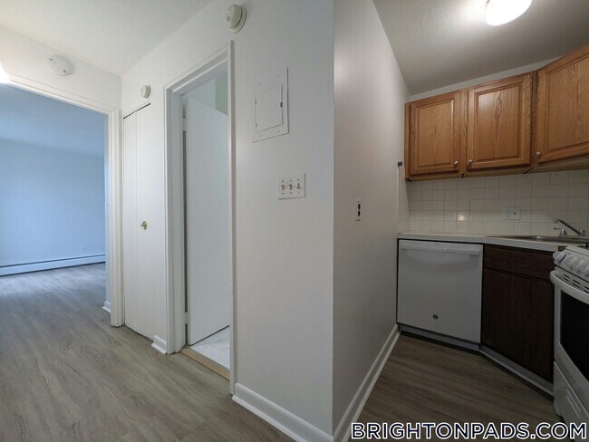 Building Photo - 142 Kenrick St