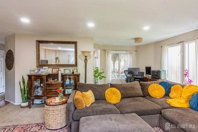 Building Photo - 217 Silver Ln