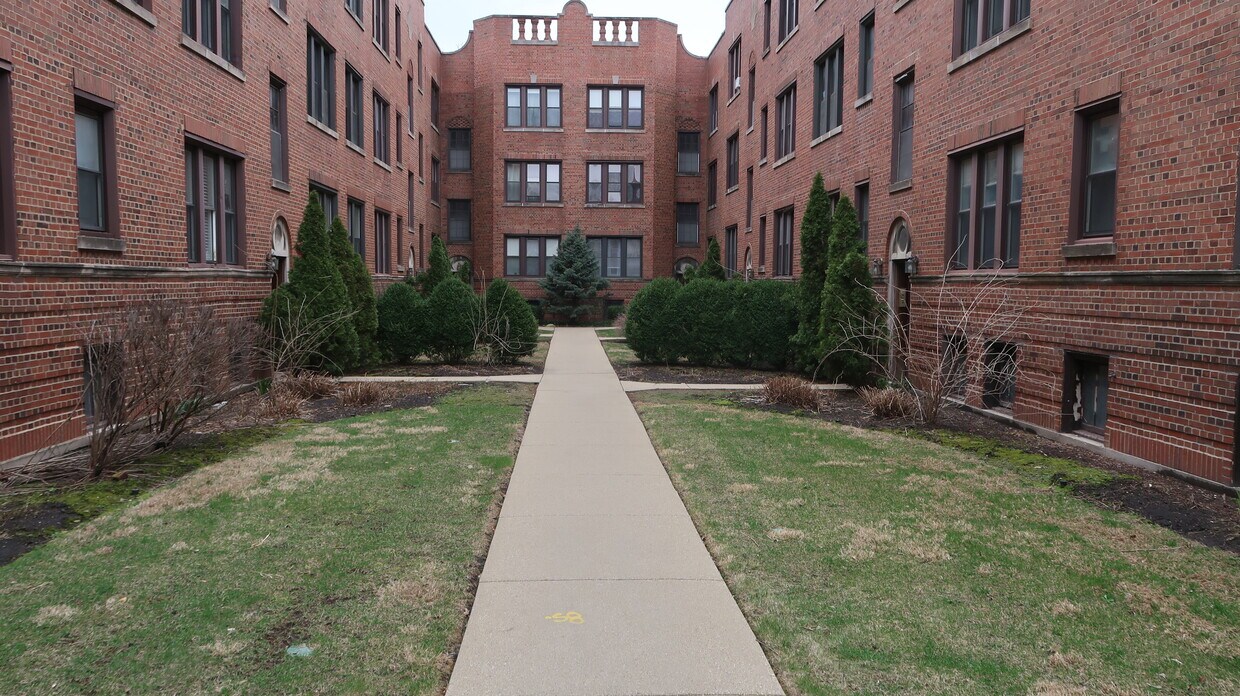 Primary Photo - 2501 W Winnemac Ave