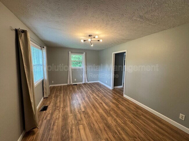 Building Photo - 918 Poplar Rd