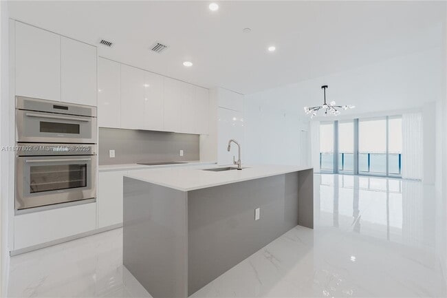 Foto del edificio - 700 NE 24th St