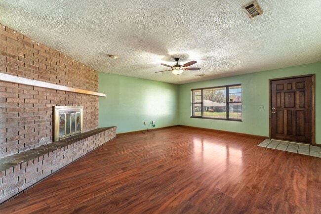 Building Photo - Charming 3-Bedroom Bentonville Rental: Pet...