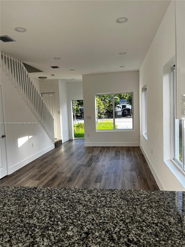 Foto del edificio - 37 NW 70th St