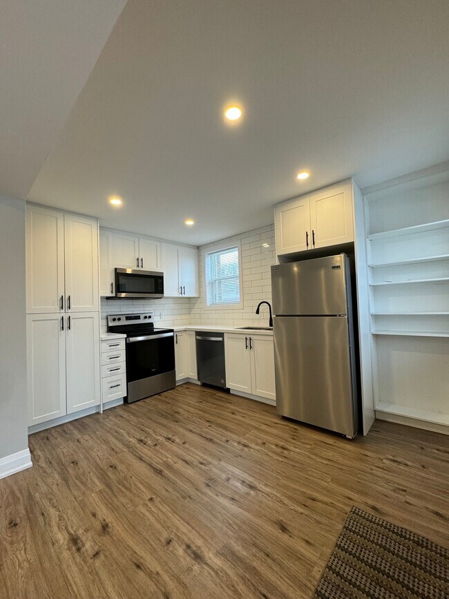 Building Photo - Unit 1-233 East 14th Street Hamilton Ontario L9A 4B7