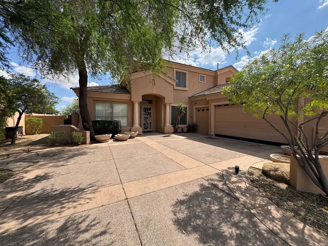 Primary Photo - 533 W Desert Flower Ln