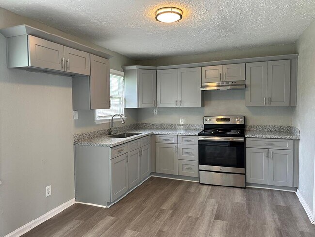 Foto del edificio - 5345 Higgins St
