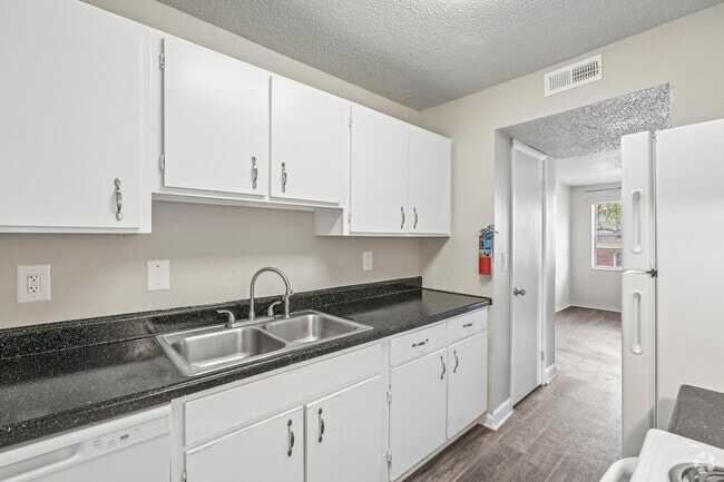 3BR, 2BA - 1,250SF - Kitchen - Whispering Pines