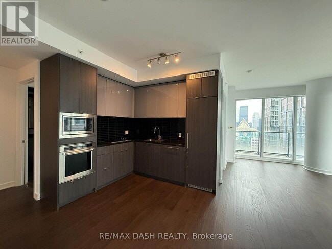 Photo du bâtiment - 115-4115 Blue Jays Way