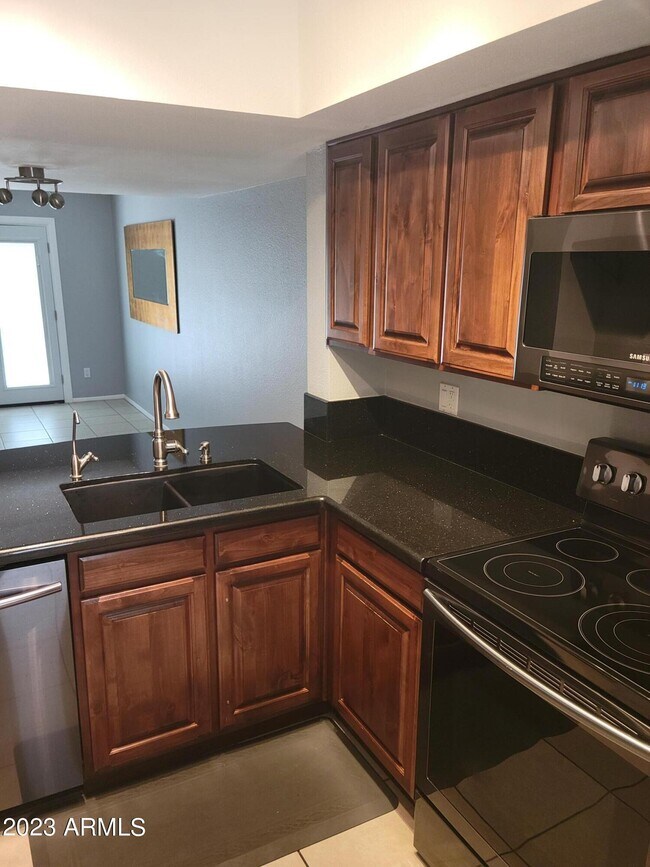 Foto del edificio - 815 E Grovers Ave