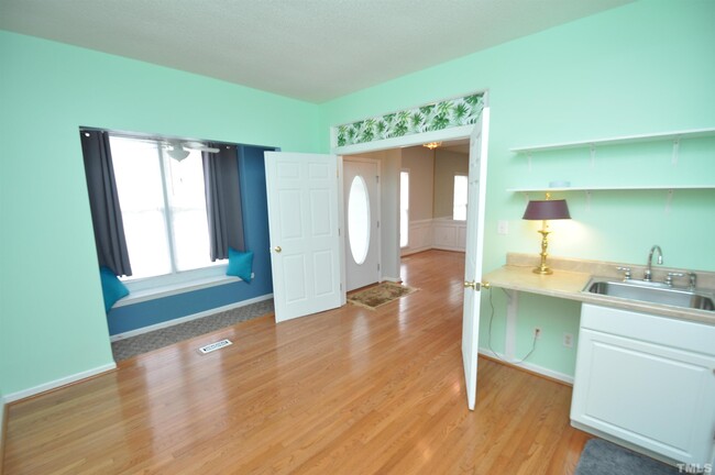 Building Photo - 220 Ravenstone Dr