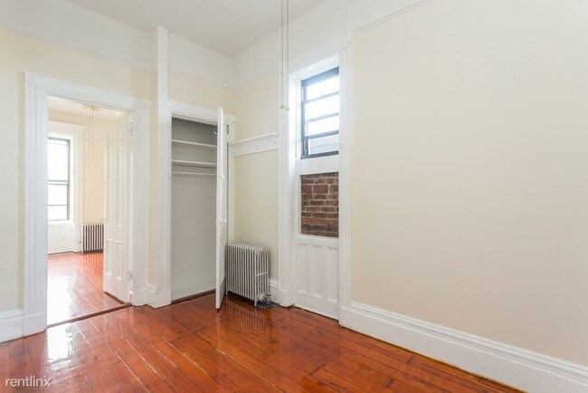 Building Photo - 302 Warren St