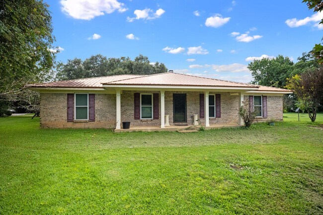 Building Photo - Wonderful country setting in Elberta!