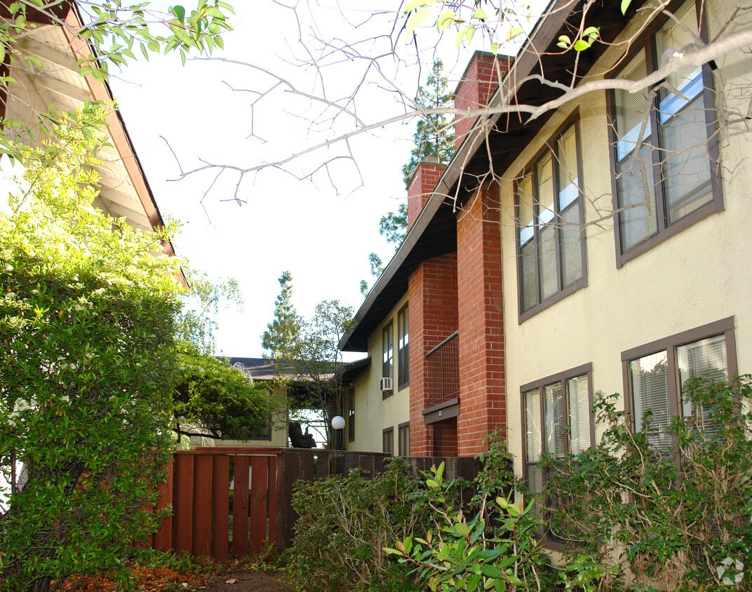 Building Photo - 303 Camelback Ct
