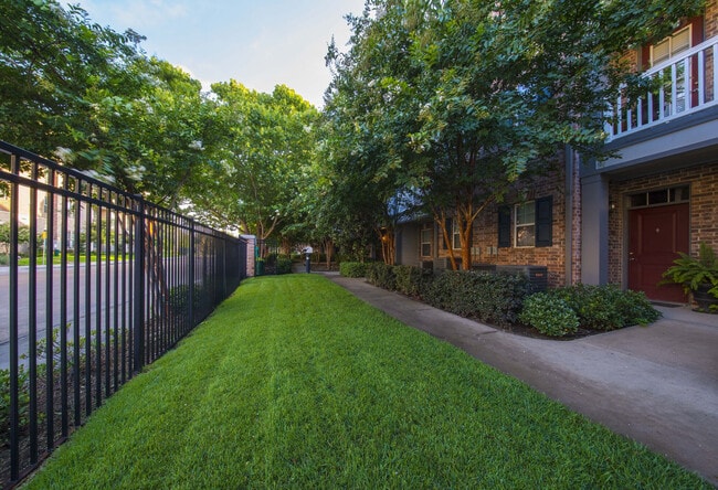 Building Photo - Perry Row