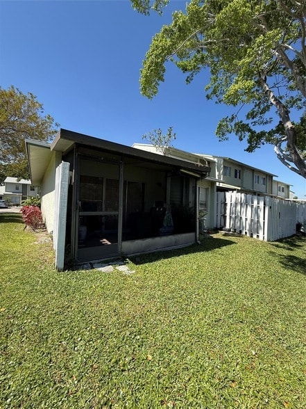 Building Photo - 873 Crystal Lake Dr